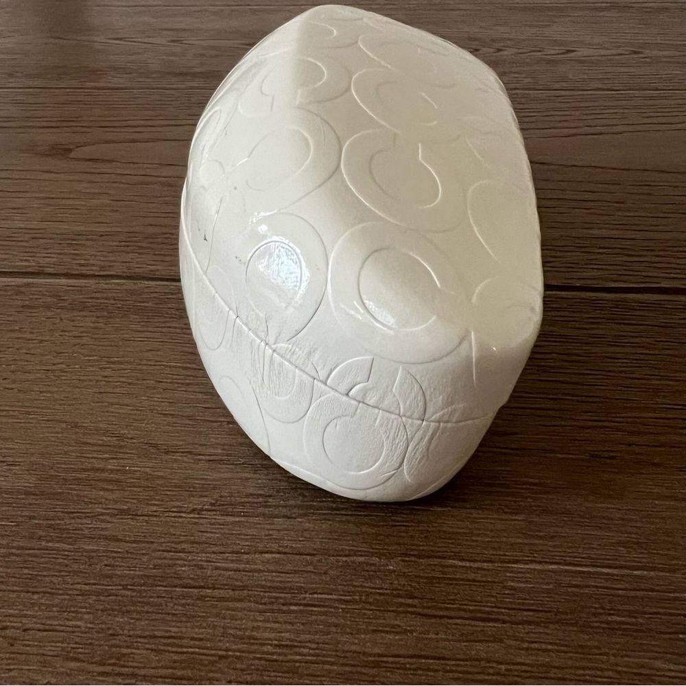 Coach Hard Sunglasses Case – Off White Signature Embossed | Preloved - Picture 3 of 6